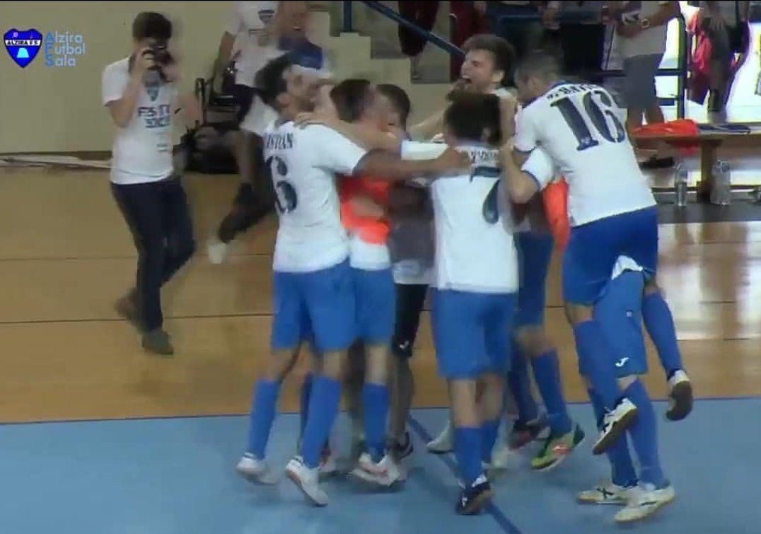 Kiko fotografiando la celebración de los jugadores del Alzira FS