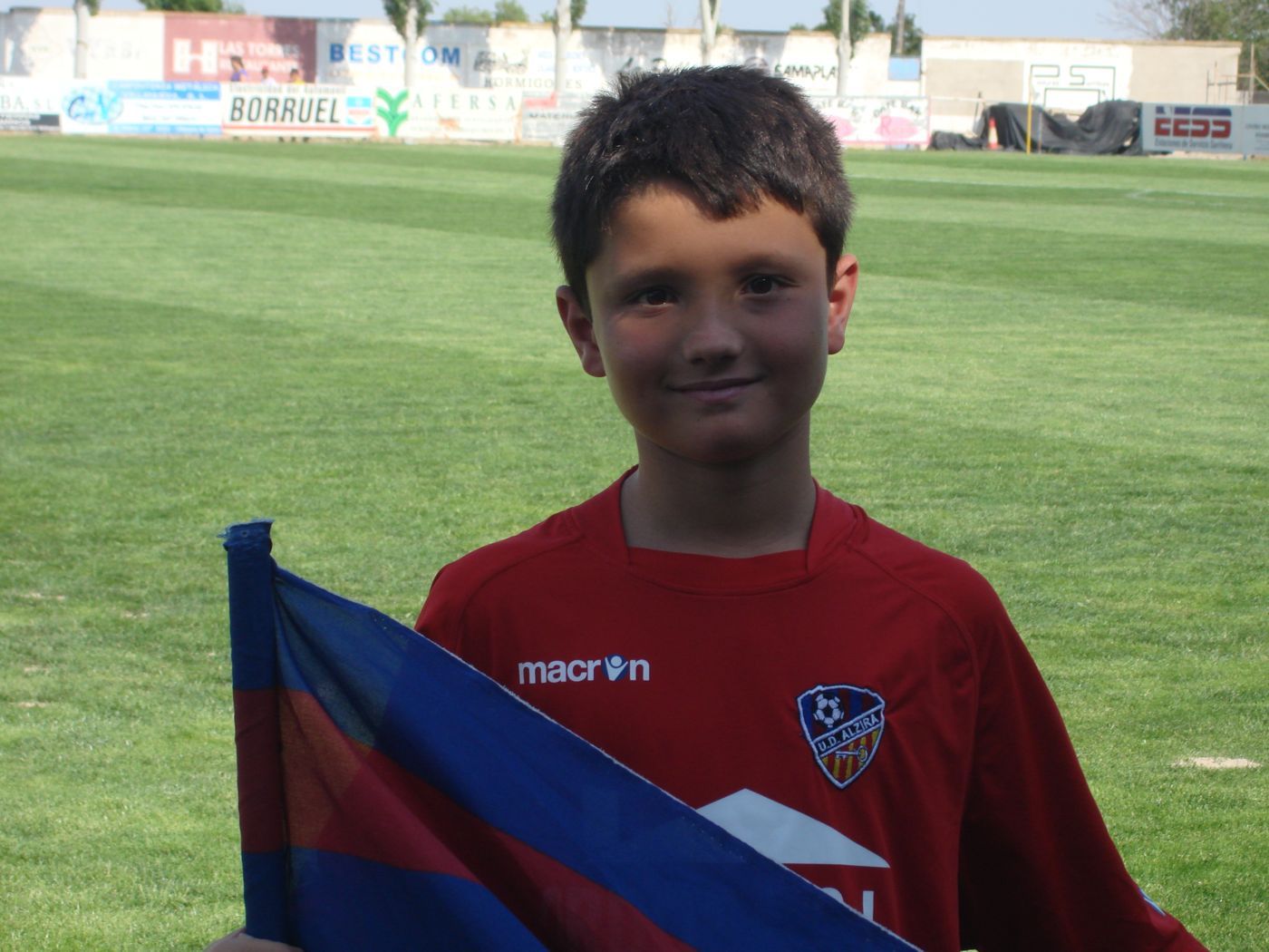 Con la camiseta y la bandera del Alzira