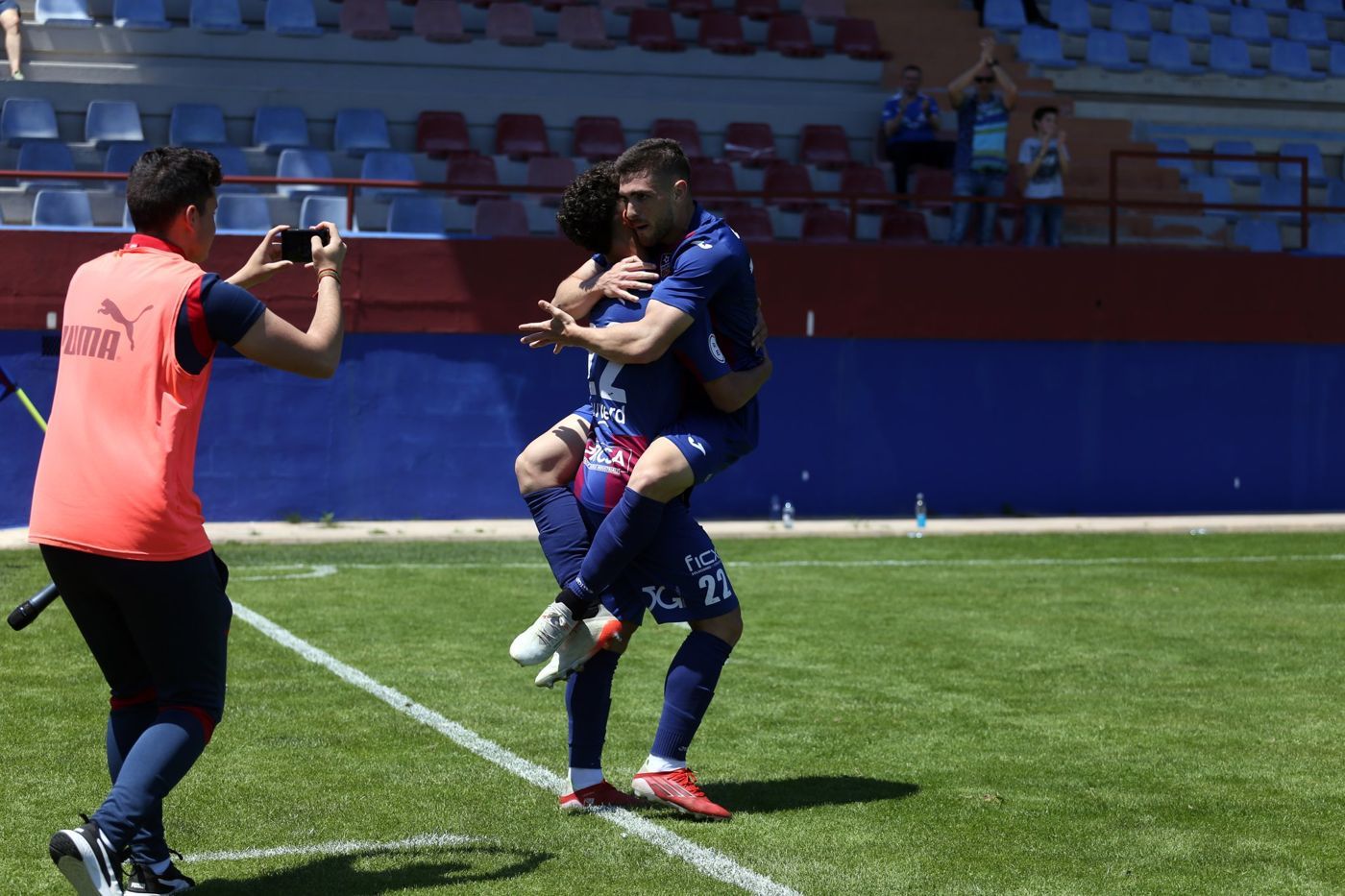 Grabando un gol a pie de campo