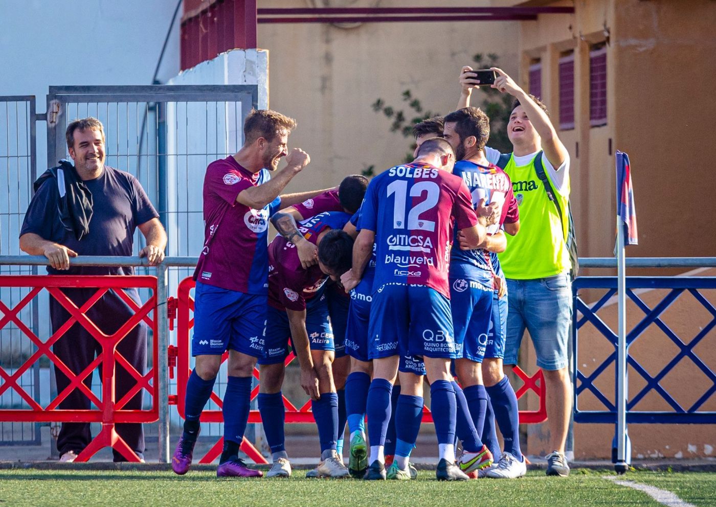 Kiko grabando con el móvil la celebración de un gol de la UD Alzira