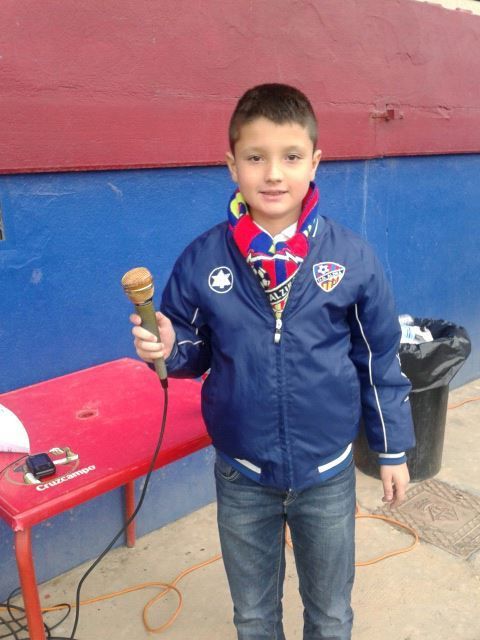 Kiko con 9 años, micro en mano en el estadio Suñer Picó