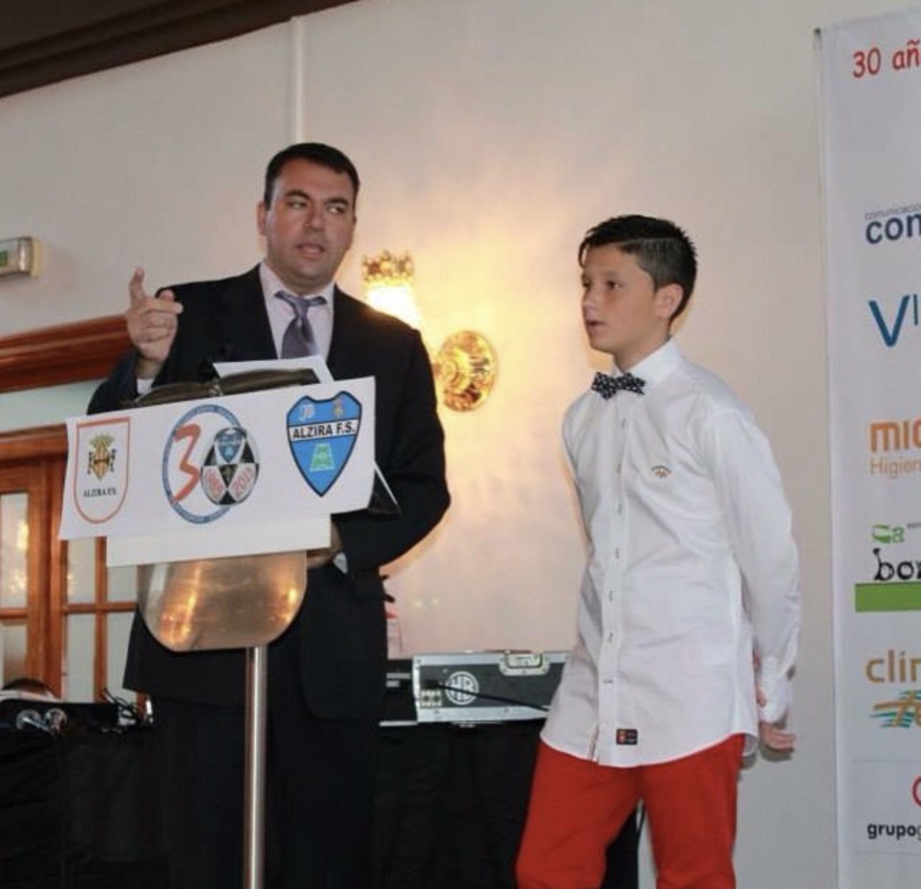 Presentando la gala del XXX Aniversario del club