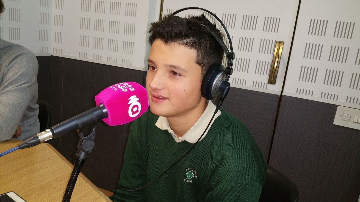 Kiko en el estudio de Alzira Ràdio con auriculares