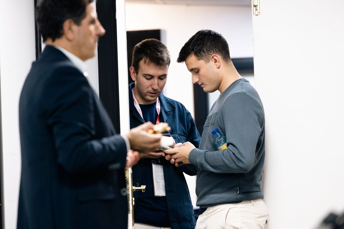 Coordinando con el equipo antes del partido