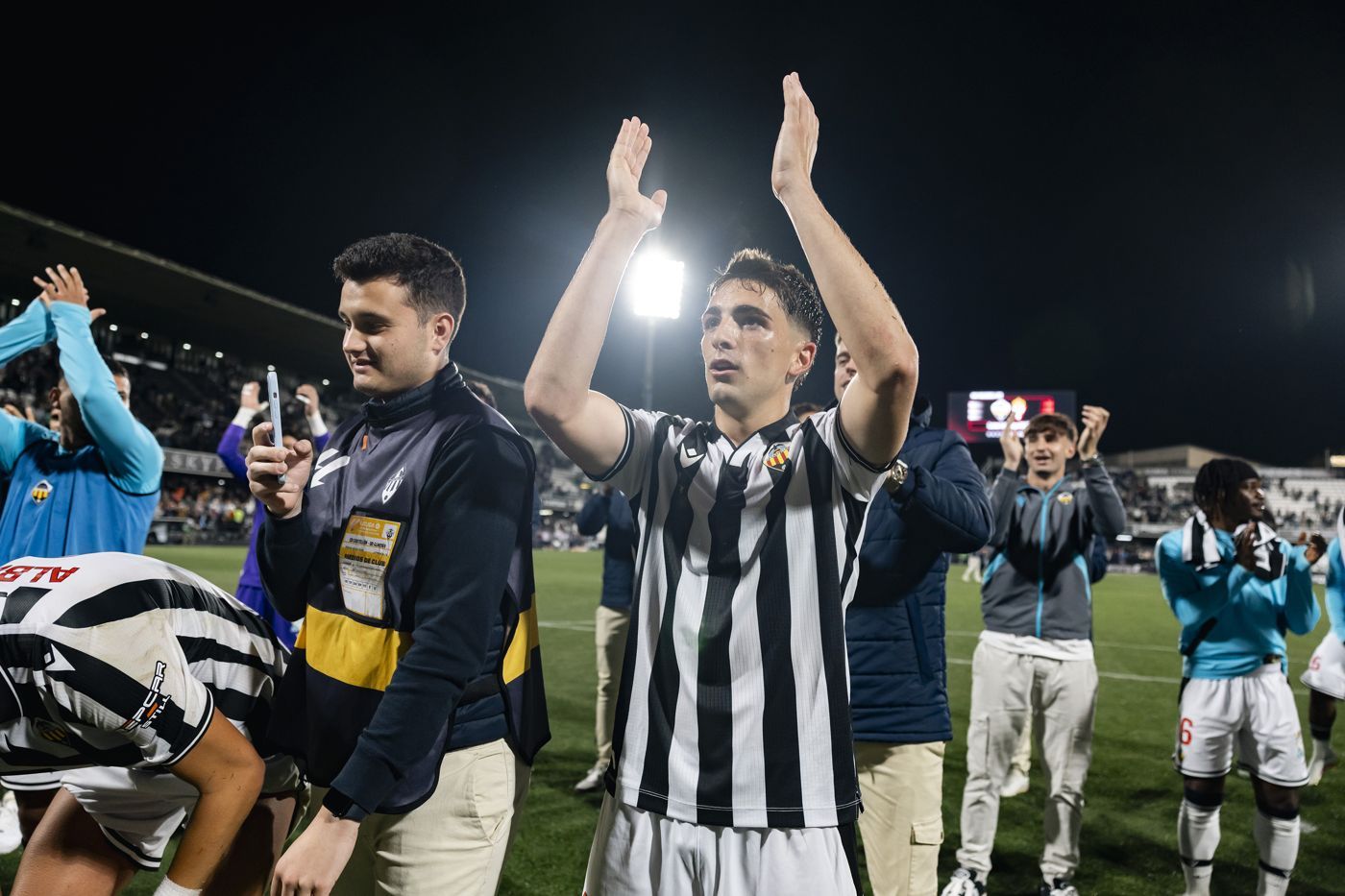 Kiko con el peto de medios de club celebrando una victoria del CD Castellón en Castalia
