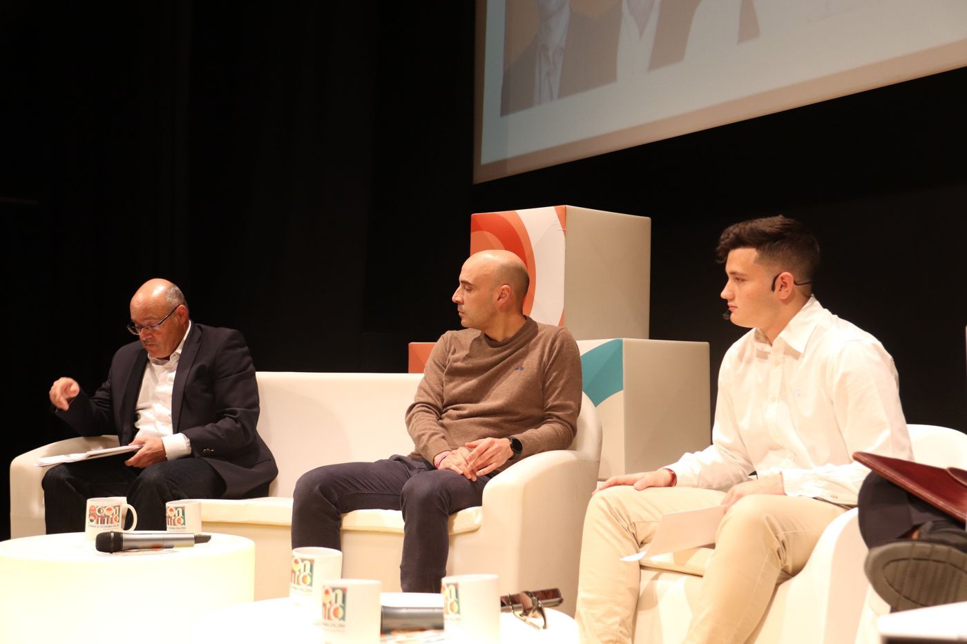 Kiko en el escenario de la Setmana de l’Economia d’Alzira junto a otros ponentes