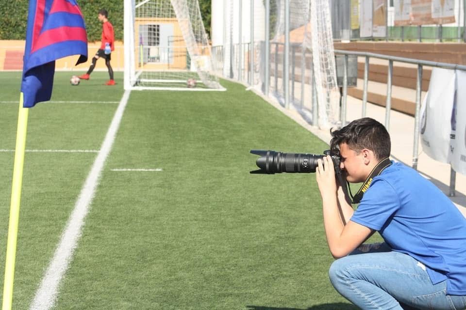 Kiko fotografiando un partido del Memorial Nacho Barberà