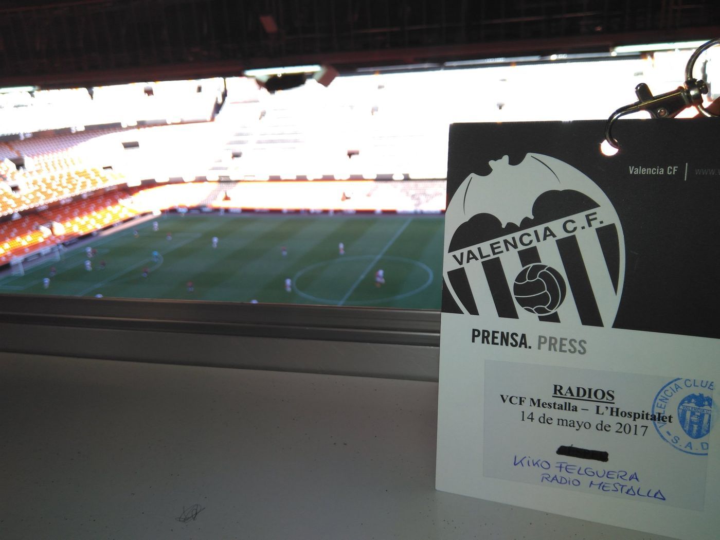 Acreditación de prensa de Radio Mestalla con el estadio de Mestalla al fondo