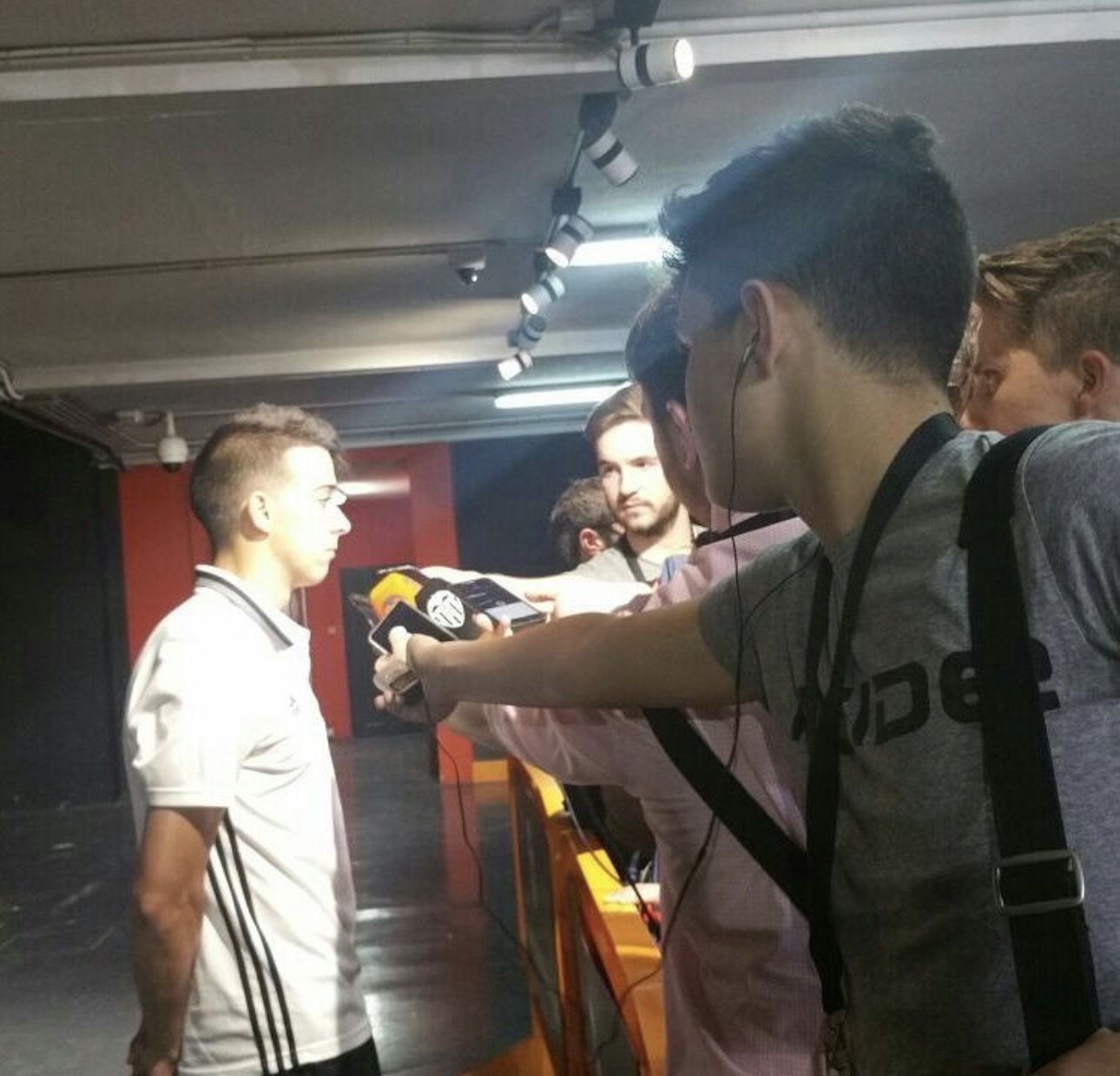 Micro en mano en zona mixta