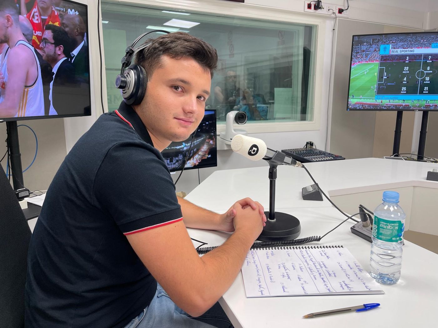 En el estudio de À Punt Ràdio