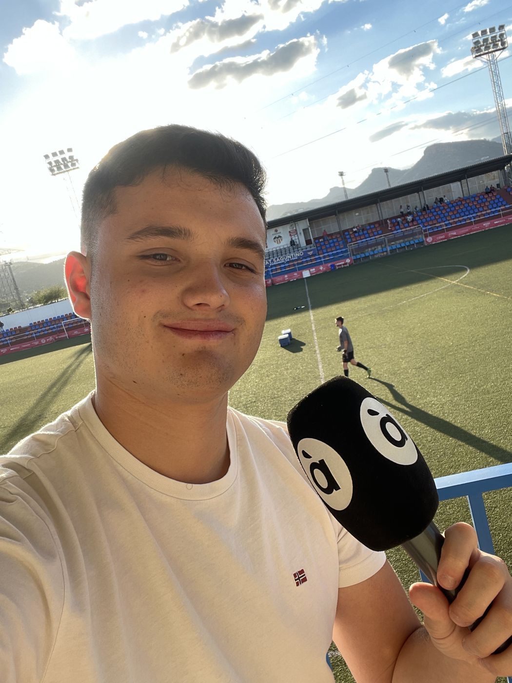 Micro de À Punt en el campo del Atlético Saguntino