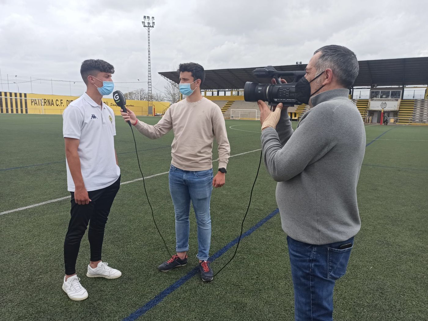 Kiko entrevistando a un jugador en el campo del Paterna CF para Golsmedia Sports