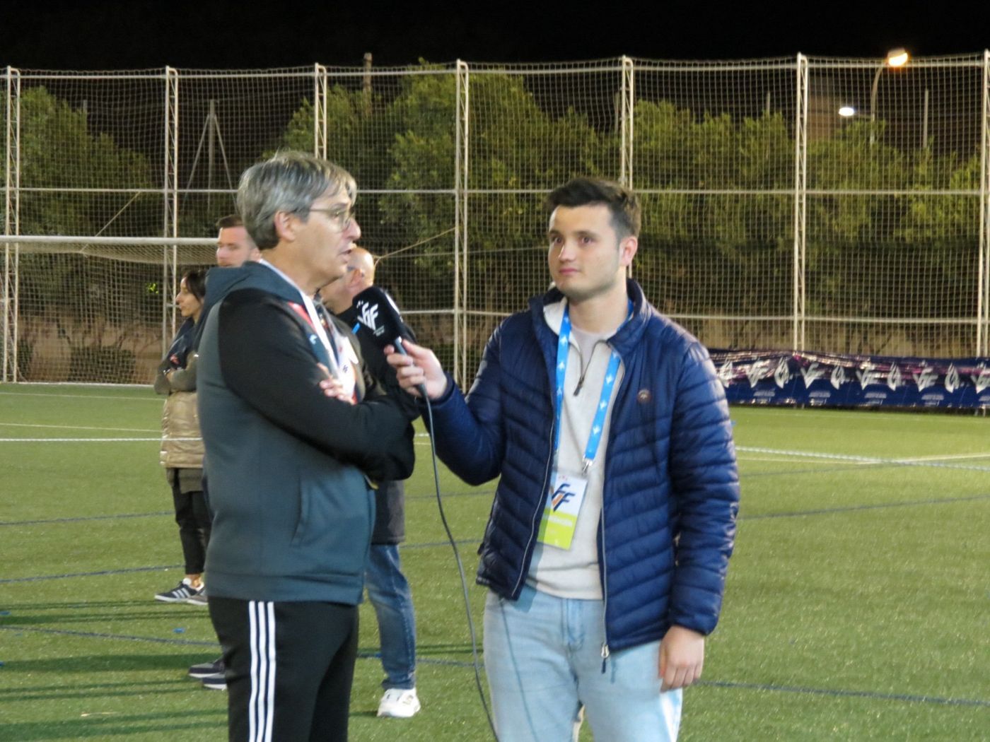 Micro de la FFCV a pie de campo