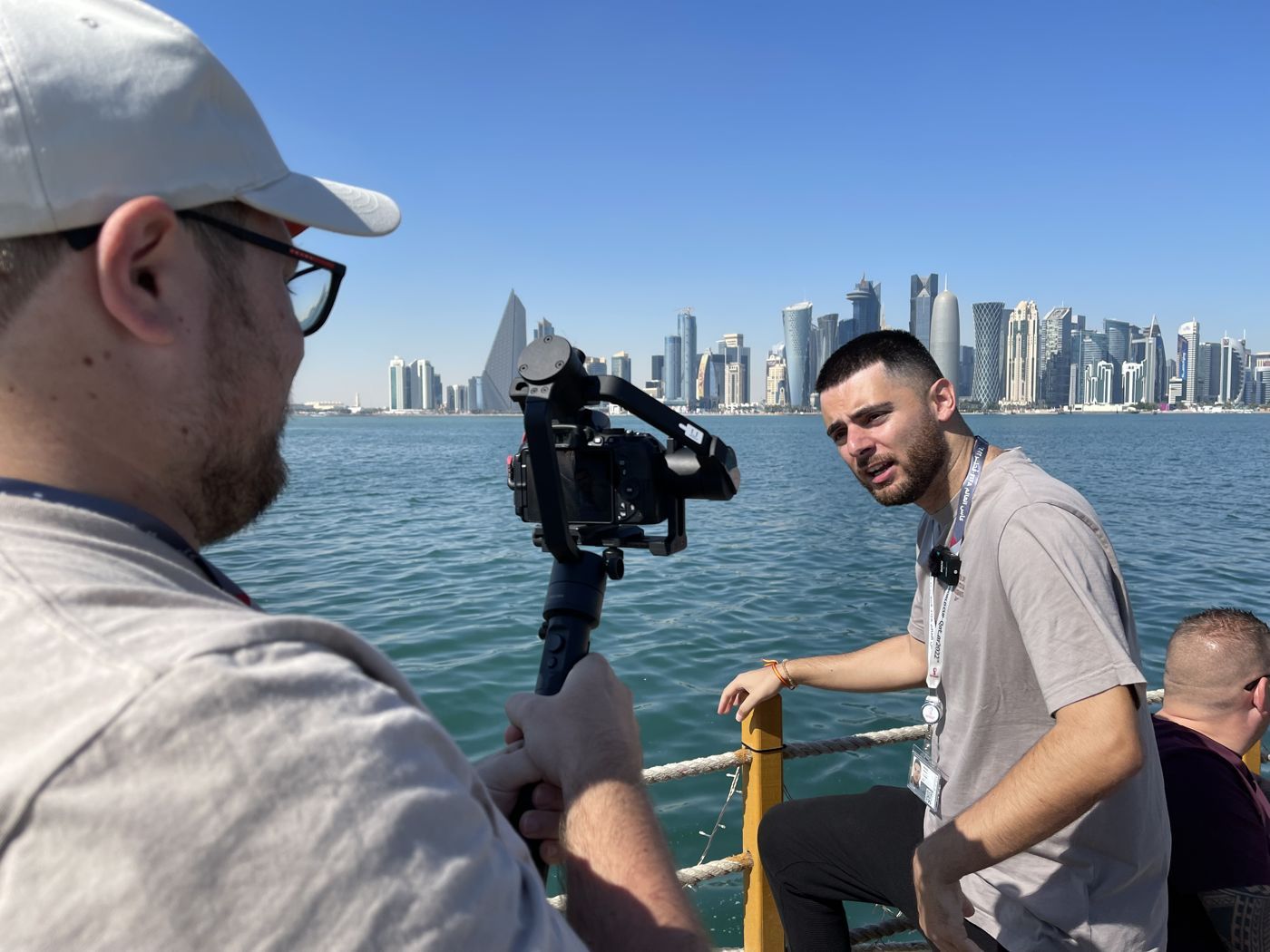 Grabando con el skyline de Doha de fondo