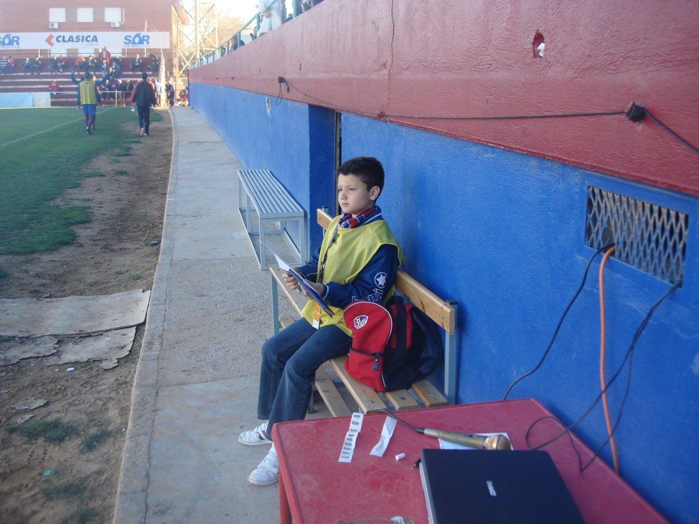 Kiko con 9 años sentado junto a la mesa de megafonía del Suñer Picó, con el micrófono sobre la mesa